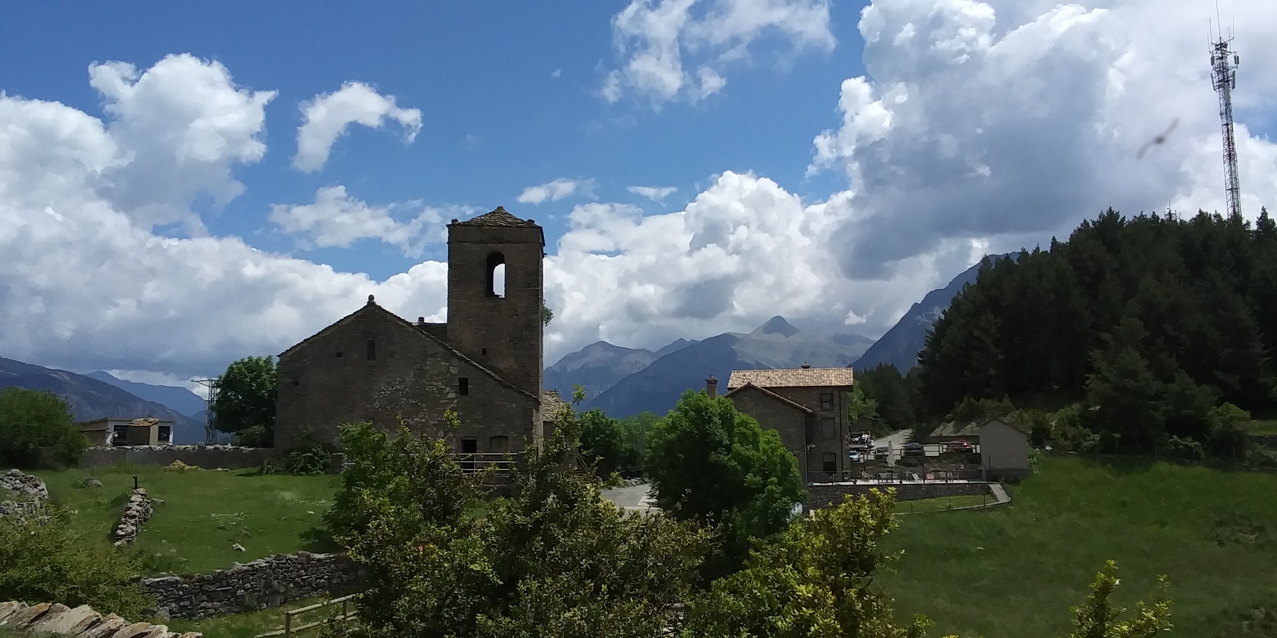 Vista de Tella con el macizo de Cotiella al fondo