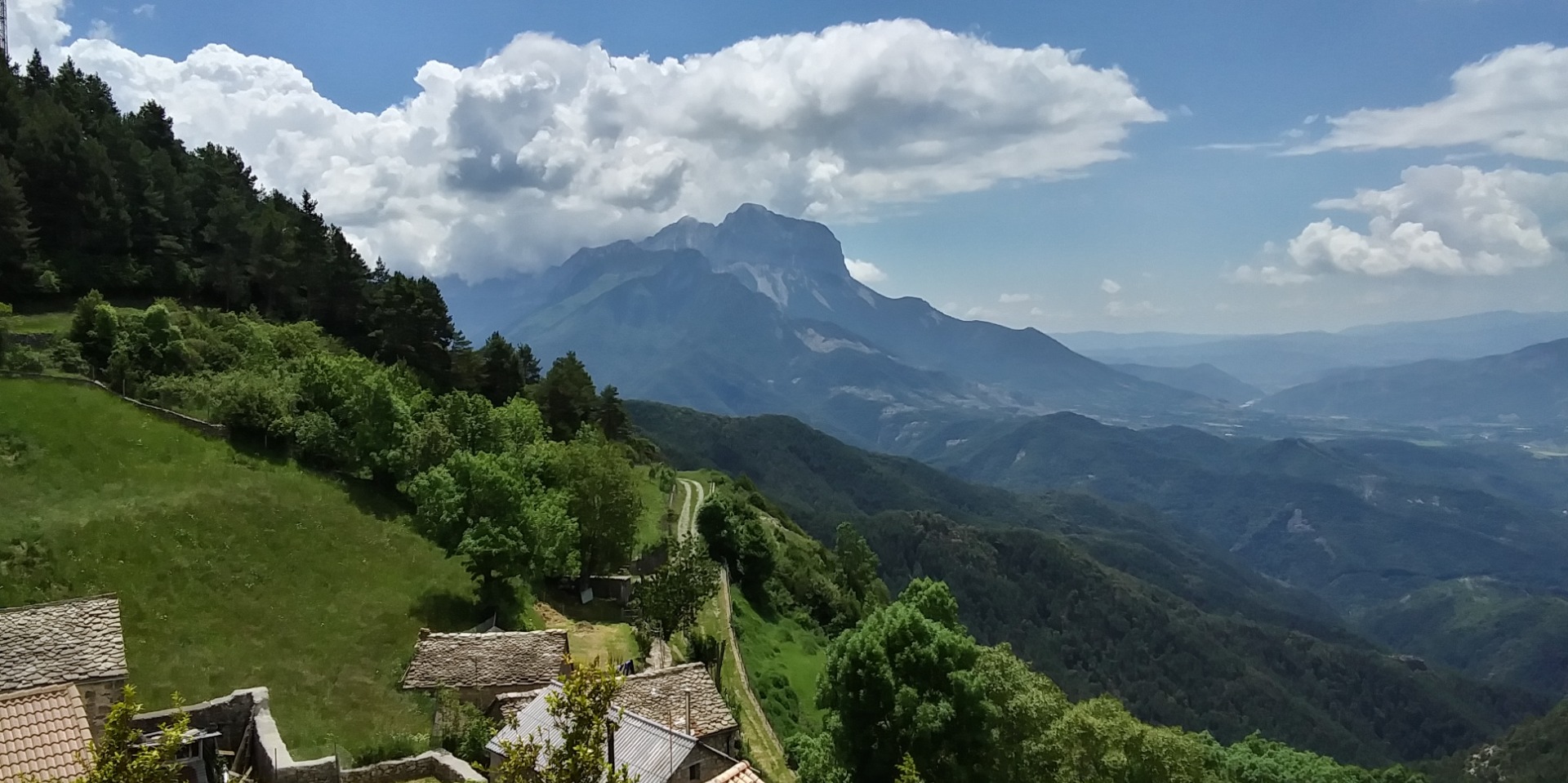 Vista de Tella y al fondo Peña Montañesa