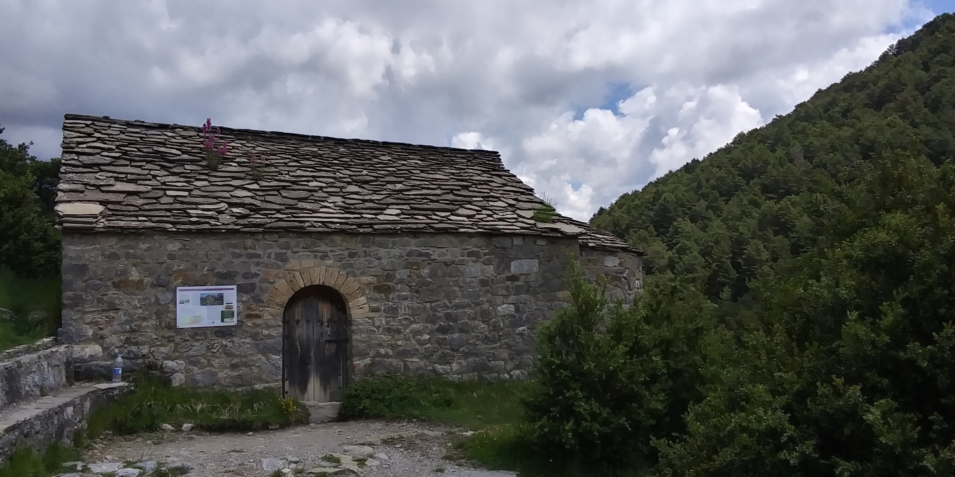 Ermita románica de  San Juan y San Pablo.Tella Siglo XI